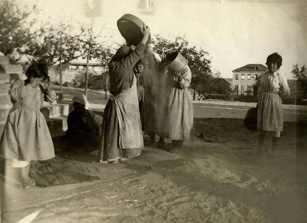 1923 unluk savuran kadınlar.A llben kenarı ,tahmini şimdik Kızılay Kan Merkezinin yeri