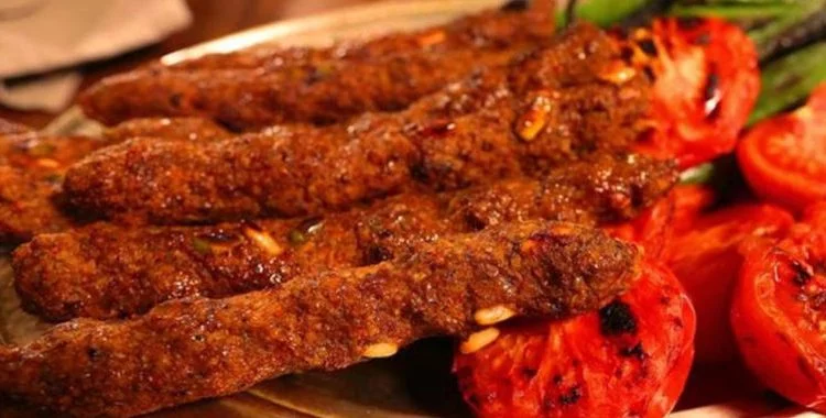 Simit kebabı, Gaziantep yöresine ait bir yemek çeşididir. Gaziantep de 30 çeşidin üzerinde kebap vardır.
