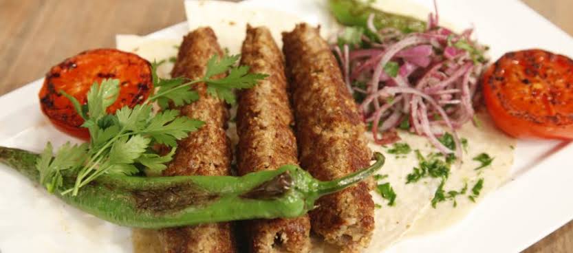 Simit kebabı, Gaziantep yöresine ait bir yemek çeşididir. Gaziantep de 30 çeşidin üzerinde kebap vardır. 